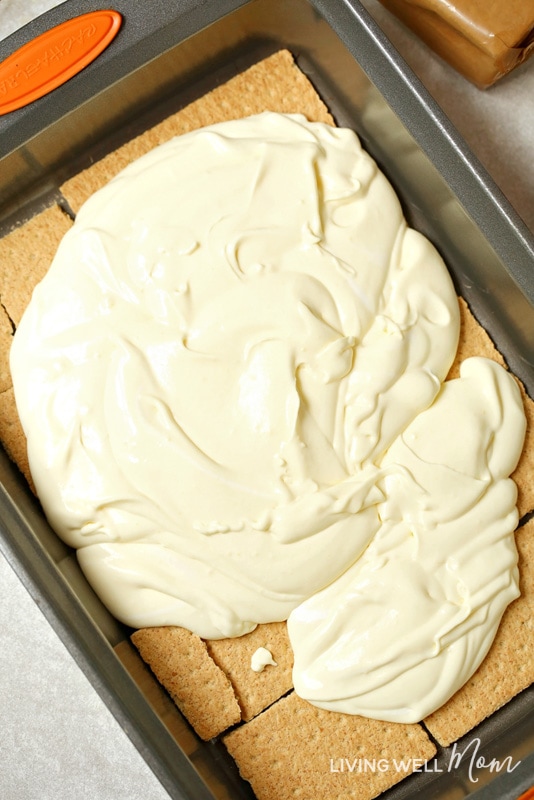 spreading vanilla pudding over graham crackers in baking pan