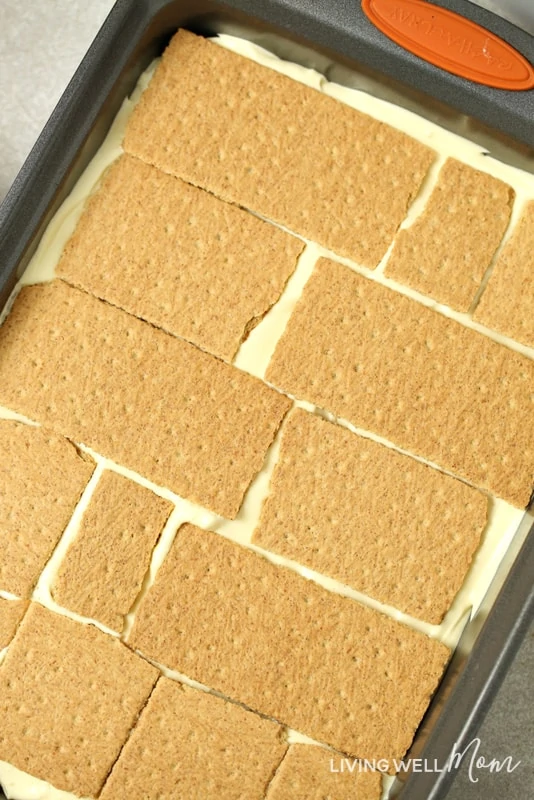 graham crackers over vanilla pudding in pan