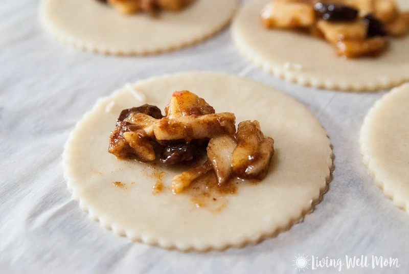 With mouth-watering spices, these Mini Apple Pies are a great way to enjoy apple pie on-the-go. Simple to make, they’re perfect for taking to work, school, etc.