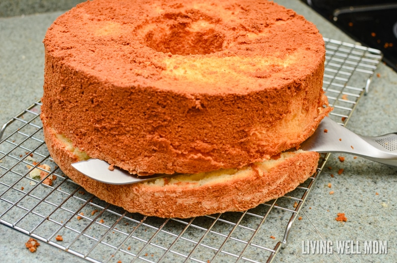 slicing cake into layers