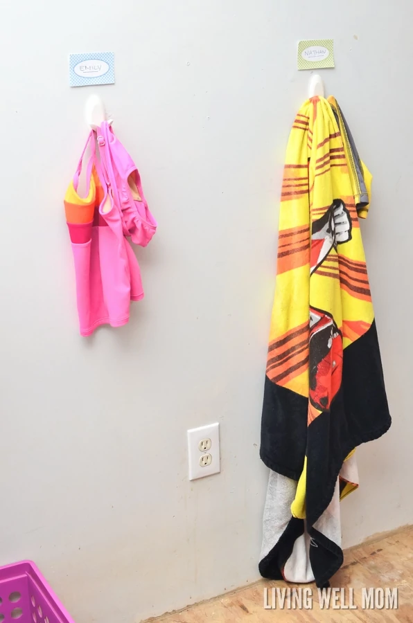 Say good-bye to piles of wet towels and swimsuits this year with this simple DIY swim gear organizer for kids! This handy easy-to-make organizer makes it easy to keep everything in one place, from sunscreen and swim diapers to beach towels and swimsuits. Get the how-to here: