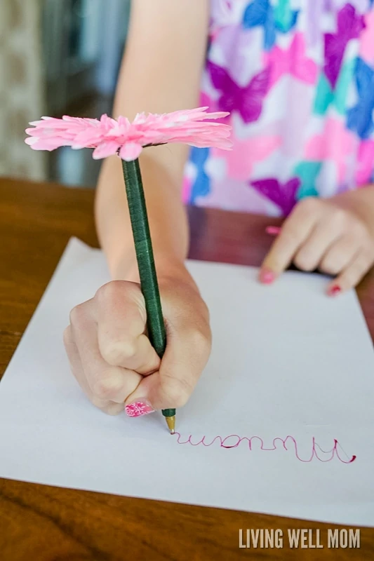 If you ever wanted to know how to make flower pens, look no farther. Here’s a simple step-by-step tutorial that will show you exactly how to make this fun craft! Plus DIY flower pens are perfect as homemade gifts!