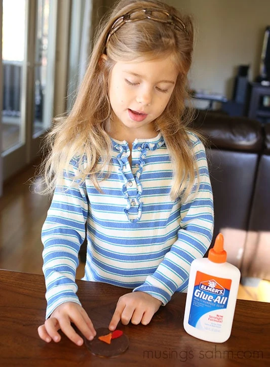 This adorable Canning Jar Lid Turkey Magnet is a fun easy Thanksgiving craft for kids that they'll love putting together and you'll love displaying! They also make great gifts!