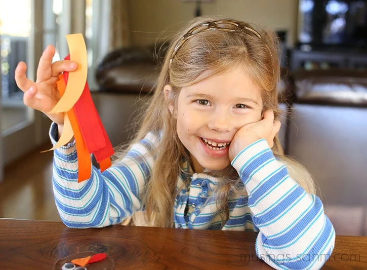 This adorable Canning Jar Lid Turkey Magnet is a fun easy Thanksgiving craft for kids that they'll love putting together and you'll love displaying! They also make great gifts! 