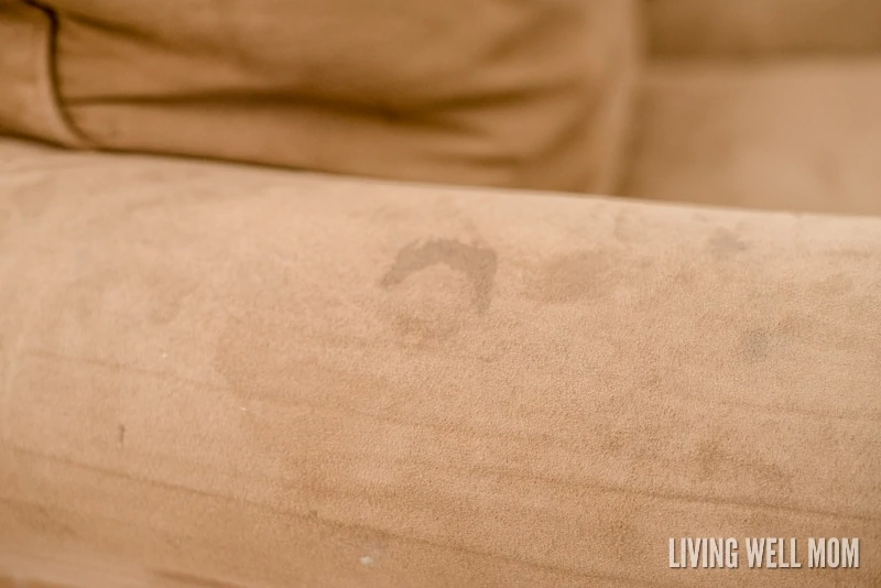 Got microfiber? Here’s how to clean a microfiber couch without fancy cleaning supplies. Plus the secret cleaning trick to removing pen and marker stains! 