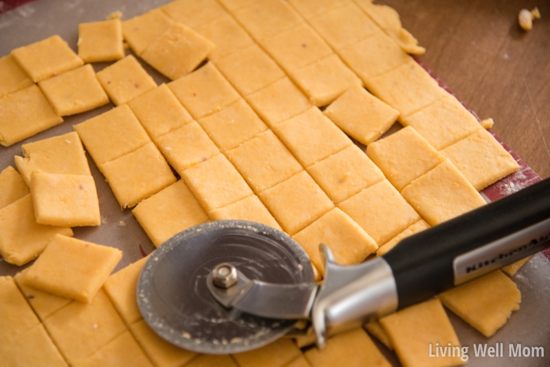 Easy Homemade Cheese Crackers Recipe (Just 6 Simple Ingredients)