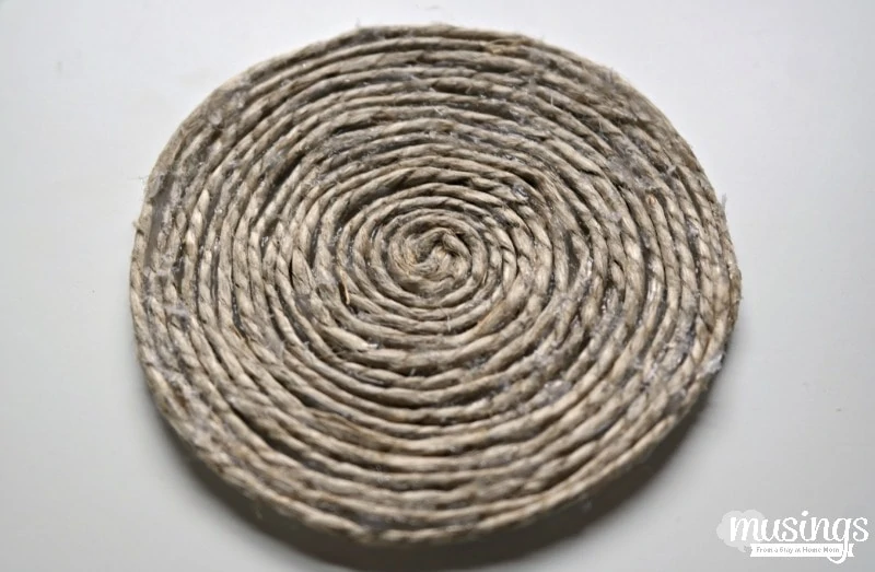 These beautiful Jute Coasters look like they came from an expensive store, but you can easily make them yourself! Here's the full DIY tutorial: 