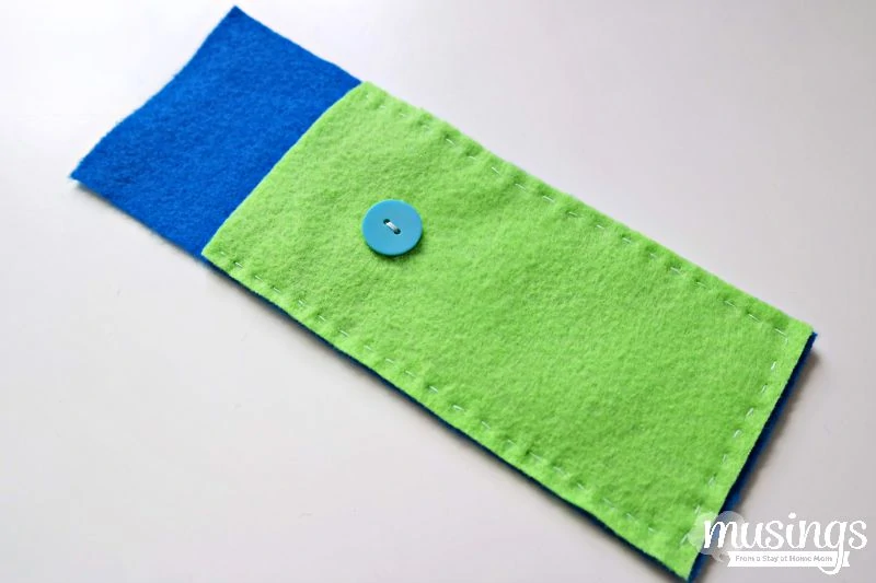 A step by step photo tutorial for how to make a pencil case from felt. This is a perfect beginner sewing project - it's so easy, the kids can do it! Plus they'll love customizing their own pencil case for back to school!