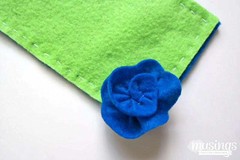 A step by step photo tutorial for how to make a pencil case from felt. This is a perfect beginner sewing project - it's so easy, the kids can do it! Plus they'll love customizing their own pencil case for back to school!