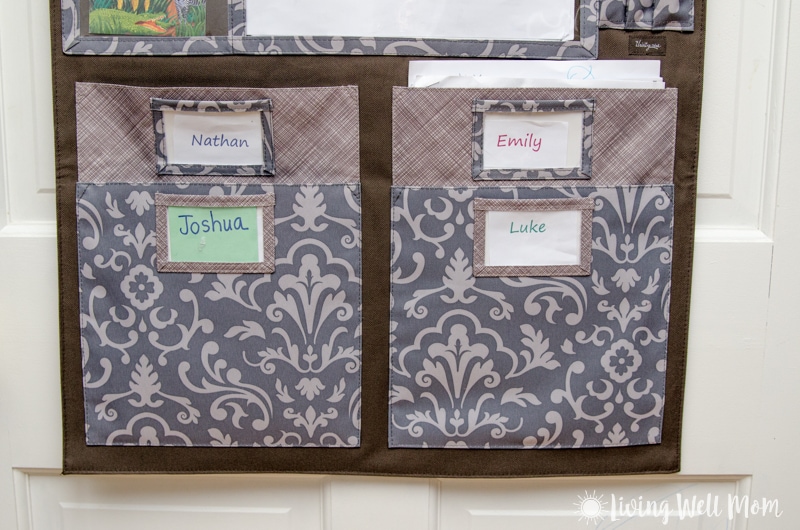 The easy way to organize kids' school papers & keep it that way! With 4 simple tips & inspiration to make it happen!