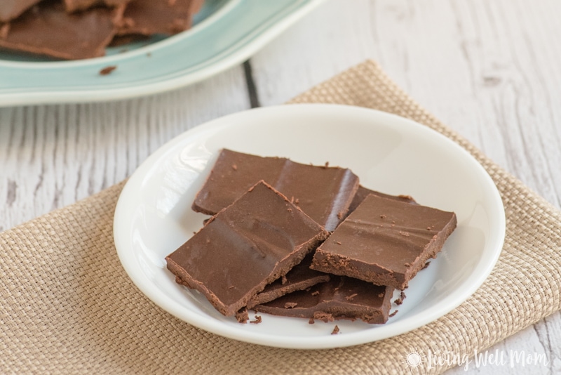 Trying to eat healthier? Try this simple recipe for Homemade Paleo Dark Chocolate. With just 4 simple ingredients, it's inexpensive, very easy to make, and delicious! With no dairy, soy, or refined-sugar that's found in regular chocolate from the store, this homemade version is perfect.