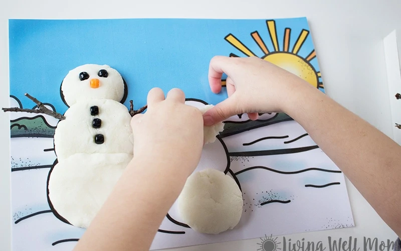 Need a simple activity to keep the kids busy on a cold winter day? These free printable winter playdough mats are the perfect solution! Just print, laminate, and the kids’ll stay busy for hours building playdough snowmen, snowballs, and more. It’s the perfect indoor winter activity for children!