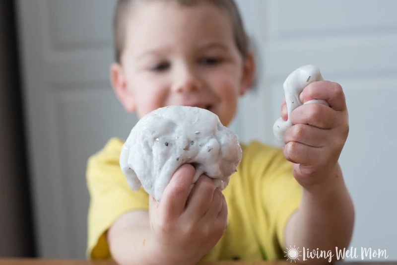 Are the kids bored? This fun recipe for Snowflake Glitter Slime takes just 5 minutes to make and is so easy, kids 6 and older can help make it themselves! Homemade slime is also great for sensory play and calming autistic children! Find out how to make it here: