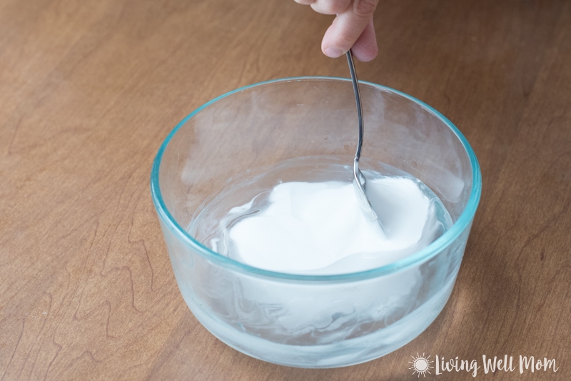 Are the kids bored? This fun recipe for Snowflake Glitter Slime takes just 5 minutes to make and is so easy, kids 6 and older can help make it themselves! Homemade slime is also great for sensory play and calming autistic children! Find out how to make it here: 