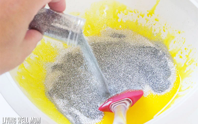 With just a few ingredients (no borax!), this super stretchy Homemade Summer Slime takes less than 5 minutes to make and will keep kids occupied for hours! Get the easy step-by-step photo directions here: