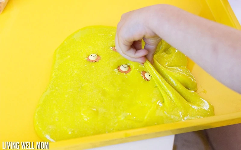 With just a few ingredients (no borax!), this super stretchy Homemade Summer Slime takes less than 5 minutes to make and will keep kids occupied for hours! Get the easy step-by-step photo directions here: