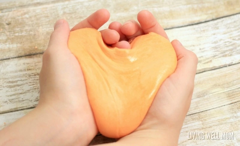 Looking for a fun activity that will keep your kids busy for hours? This DIY Silly Putty recipe takes less than 5 minutes to make and kids LOVE squeezing, pulling, stretching, and playing with their very own putty! Plus it only requires 2 common household ingredients (NO borax) and is so so EASY to make!