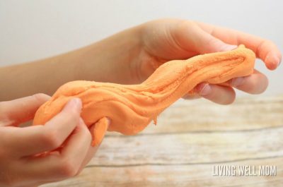Looking for an easy DIY silly putty recipe but don't have borax? Never fear! This DIY silly putty recipe uses neither borax or glue and is so, so easy!