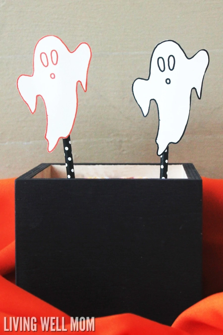 Flying Ghosts craft for kids - this Halloween activity is quick and easy and kids will love “flying” their ghosts in the air. Plus get a free printable “ghost” template! This is a perfect no-mess activity for parties, classrooms, and at home!