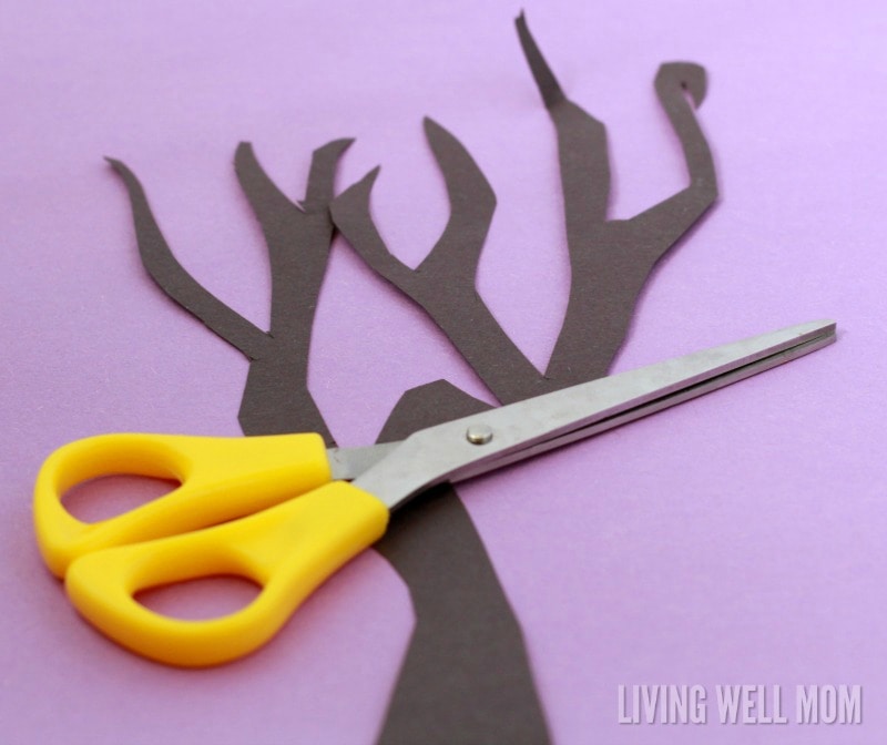 Ghosts in a Tree is an easy Halloween craft for kids. It’s simple to make and perfect for Halloween parties, classroom projects, or at-home decoration.