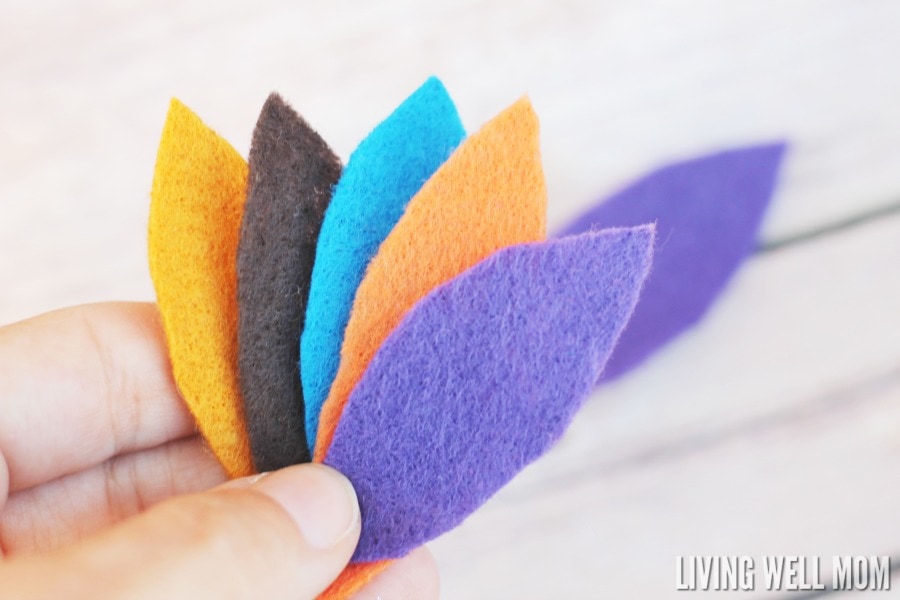 Turkey Pencils Craft for Kids - Kids will love crafting their own turkey pencils for Thanksgiving with this easy craft and when they&rsquo;re finished, everyone can write what they are thankful for!