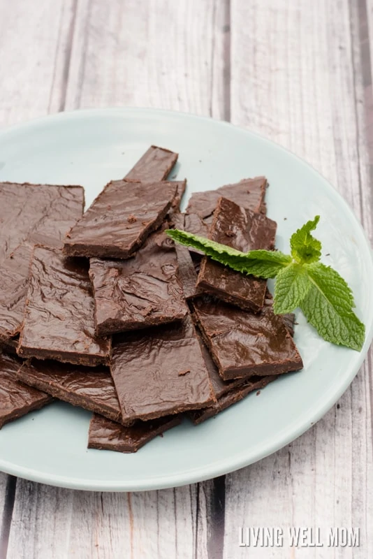 Paleo Mint Dark Chocolate recipe - with 4 simple ingredients, this delicious homemade chocolate is better for you (and cheaper!) than chocolate from the store. Plus it only takes 5 minutes to make and is dairy-free and refined sugar-free!