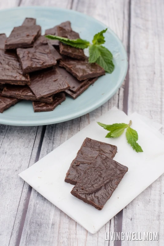 Paleo Mint Dark Chocolate recipe - with 4 simple ingredients, this delicious homemade chocolate is better for you (and cheaper!) than chocolate from the store. Plus it only takes 5 minutes to make and is dairy-free and refined sugar-free!