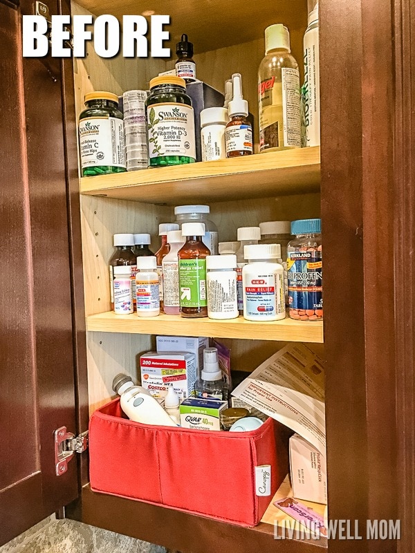 antes de confuso, desorganizado armário de remédios