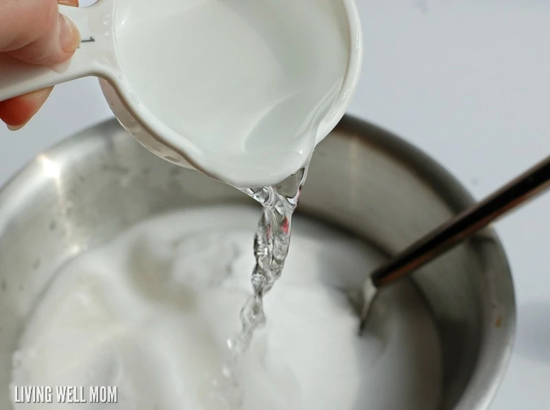 mixing water with baking soda