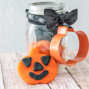 How to make a fun DIY Halloween Playdough Kit for kids. This fun activity is the perfect alternative to candy treats and is great for party favors or even handing out for trick or treat!