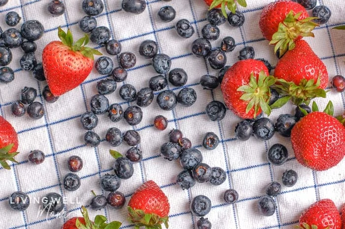 Berries on a dish towel air-drying after being soaked and rinsed. 