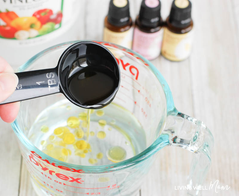 Making dusting spray by adding essential oils to vinegar
