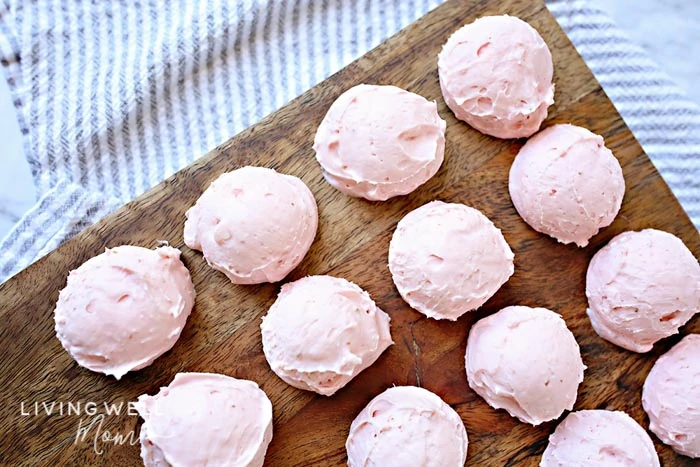 low carb strawberry cheesecake fat bombs