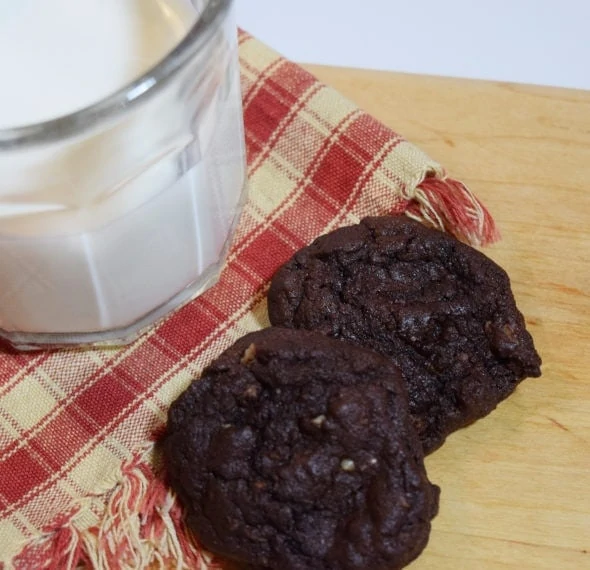 Almond-flour-cookies-with-milk-600x600