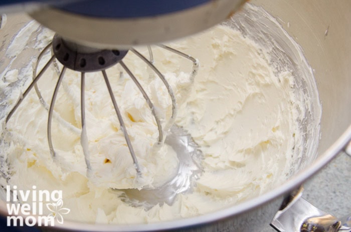 making cream cheese filling for pumpkin spice roll