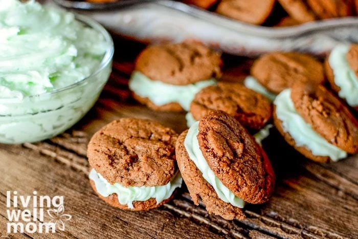 Mint icing sandwiched between 2 chocolate cookies