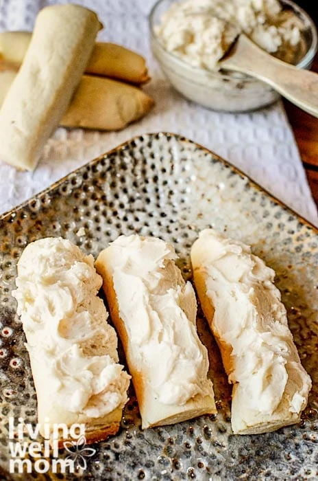 Eggnog cookie rolls with icing