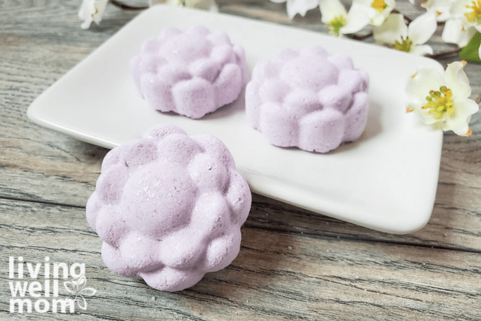 Homemade recipe for lavender bombs for baths.