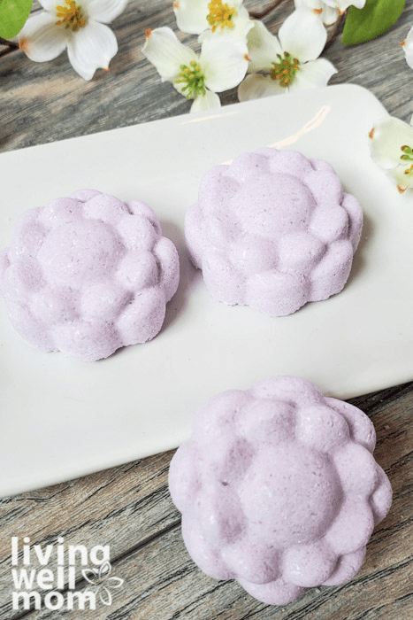 Flower-shaped DIY bath bombs with lavender essential oil. 