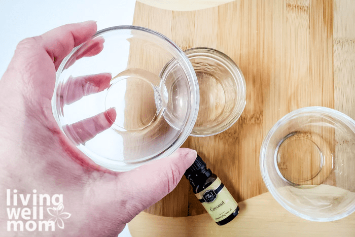 Water and coconut oil in small glass bowls. 