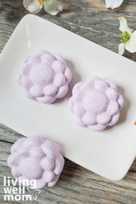 Colorful and cute bombs for the bath made with natural ingredients. 