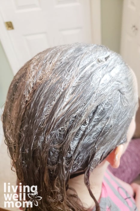 child\'s hair with lice and mayonnaise treatment